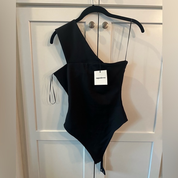 XS Women’s Superdown Rockie One Shoulder Bodysuit Black Asymmetrical Top - NWT - Picture 4 of 13
